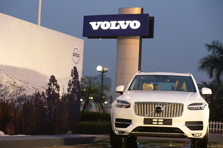 Trung tâm Volvo Cars Hà Nội được thiết kế và xây dựng theo tiêu chuẩn của Volvo Retail Experience với phong cách thiết kế đậm chất Scandinavia với các khu trưng bày xe, văn phòng làm việc và khu bảo dưỡng, sữa chữa đáp ứng tiêu chuẩn toàn cầu của Volvo Cars.