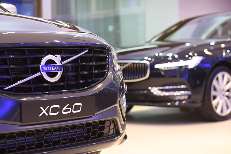 Tại buổi ra mắt Volvo tại Hà Nội, đại diện hãng xe này cũng cung cấp các mức giá chính hãng của các mẫu xe đang có mặt dành cho khách hàng bao gồm; Volvo XC60 có giá 1,96 tỷ đồng, Volvo S90 có giá từ 2,37 tỷ đồng và Volvo XC90 có giá từ 3,4 tỷ đồng.