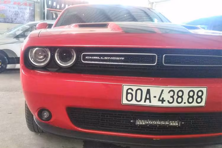 Thoạt nhìn, ta có thể thấy ngoại hình chiếc xe này khá giống Camaro, nhưng có phần thon gọn và cứng cáp hơn. Hãng xe ôtô Mỹ đem tới cho người đam mê xe thể thao cơ bắp, nên các đường gân trên xe từ nắp capo tới thân xe tới đuôi xe đều được làm sắc nét, khỏe khoắn.