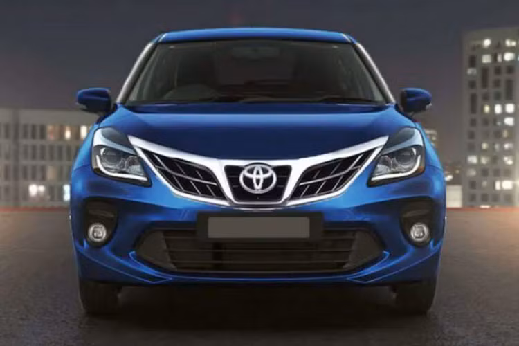 Thay vì trang bị la-zăng mới, hãng Toyota vẫn dùng vành hợp kim có thiết kế 5 chấu kép giống Suzuki Baleno 2019 cho Glanza 2019. Bộ vành của mẫu xe hatchback giá rẻ này sẽ có đường kính 16 inch trên bản cao cấp và 15 inch ở bản rẻ hơn. Phía sau, Toyota Glanza 2019 tiếp tục "sao chép" thiết kế đèn hậu của Suzuki Baleno.