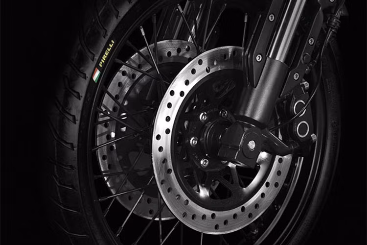 Xe được trang bị hệ thống phuộc trước Upside-down hành trình ngược với phần ống lồng mạ chrome. Hệ thống phanh trước được trang bị 2 đĩa và 4 piston. Có lẽ, GPX Legend Gentleman là chiếc môtô hạng 200cc được trang bị hệ thống phanh “khá khủng”. Mâm xe vẫn là loại bánh căm (hay nan hoa) giữ lại nét hoài cổ.