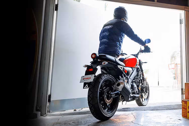 Mẫu xe môtô Yamaha XSR125 2025 đáp ứng yêu cầu của giấy phép lái xe hạng A1, tương ứng với giấy phép lái xe loại 2 ở Nhật Bản, yêu cầu giới hạn dung tích động cơ không quá 150cc.