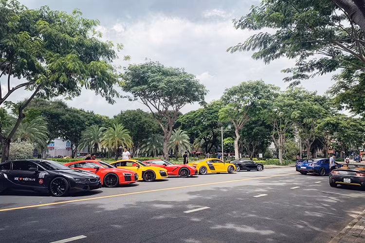 Tuy nhiên, gây sự chú ý nhiều nhất chính là đội hình siêu xe Audi R8 tại Việt Nam với năm chiếc góp mặt. Trong đó, có đến ba chiếc Audi R8 thuộc phiên bản cũ, hai chiếc còn lại là dòng Audi R8 V10 Plus cũng góp mặt trong buổi tụ tập siêu xe tại Sài thành này.