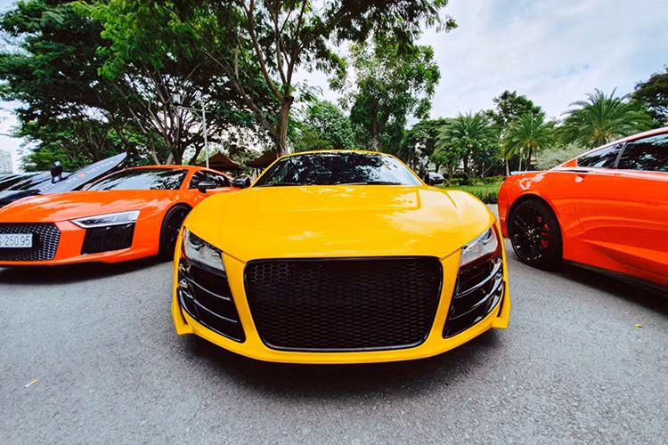 Cả hai chiếc siêu xe Audi R8 đời cũ "tông xuyệt tông" màu vàng và mang gói độ body kit đình đám đều được trang bị động cơ V8, dung tích 4.2 lít, sản sinh công suất tối đa 420 mã lực tại vòng tua máy 7.800 vòng/phút và mô-men xoắn cực đại 430 Nm tại vòng tua 4.500-6.000 vòng/phút. Động cơ trên cặp đôi siêu xe Audi R8 đời cũ độ body kit này sẽ kết hợp cùng hộp số 7 cấp.