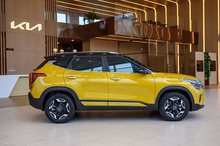 Với việc chi thêm 20 triệu đồng, khách hàng sở hữu KIA Seltos 1.5 Turbo Deluxe 2024 mới sẽ được trải nghiệm khối động cơ Smartstream 1.5 Turbo mạnh mẽ kết nối hộp số DCT 7 cấp mượt mà vốn chỉ được trang bị trên các bản cao nhất với giá lăn bánh dao động 800 - 900 triệu đồng.