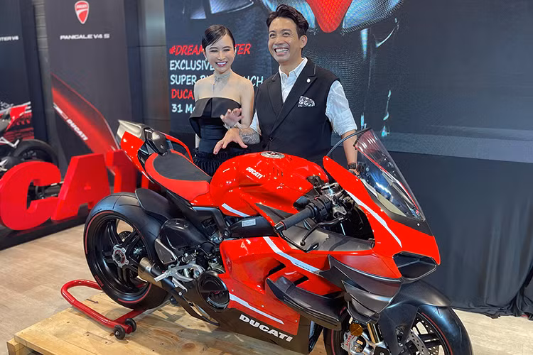 Mức giá xe Ducati Superleggera V4 độc nhất Việt Nam của Minh Nhựa lên đến 6 tỷ đồng. Tại nước ngoài, mỗi chiếc siêu môtô Ducati Superleggera V4 có giá khoảng 100.000 USD, đắt gấp đôi V4 25th Anniversario 916 và gấp 3 lần V4 R. 