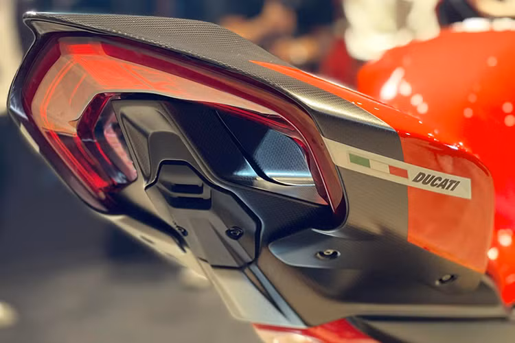 Ducati Superleggera V4 được giới thiệu lần đầu tiên vào đầu năm 2020, đây là mẫu siêu môtô đường phố duy nhất trên thế giới được trang bị mâm, gắp sau và khung sườn làm từ carbon. Superleggera V4 thừa hưởng nhiều công nghệ từ xe đua nhằm đạt được hiệu suất tối đa.