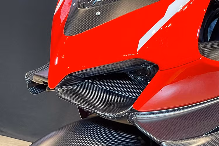 Bên cạnh siêu môtô Ducati Superleggera V4, Minh Nhựa còn mua thêm 4 mẫu xe khác là Panigale V2, Streetfighter V4, Panigale V4 S và Scrambler 1100 Pro. Có thể thấy doanh nhân này đã sở hữu gần như toàn bộ dải sản phẩm của dòng Ducati Panigale, trừ Panigale V4 SP.