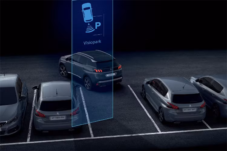 Về an toàn, hãng xe Pháp trang bị cho Peugeot 3008 2021 loạt công nghệ an toàn tiên tiến bao gồm: hệ thống nhận diện biển báo tốc độ, cảnh báo và hỗ trợ giữ làn đường, hệ thống cảnh báo điểm mù, cảnh báo mất tập trung, nhắc nhở thời gian lái xe, camera lùi 180 độ giả lập hai bên và 6 túi khí.