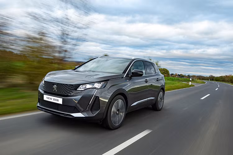 Ngày 26/6/2021, Trường Hải (Thaco) nhà phân phối chính thức thương hiệu Peugeot đã chính thức giới thiệu mẫu Crossover Peugeot 3008 2021 nâng cấp đến khách hàng Việt Nam thông qua hình thức online. Là bản nâng cấp giữa vòng đời, 3008 thế hệ mới không có quá nhiều đột phá về thiết kế mà mẫu xe này chỉ thay đổi nhẹ diện mạo so với trước.