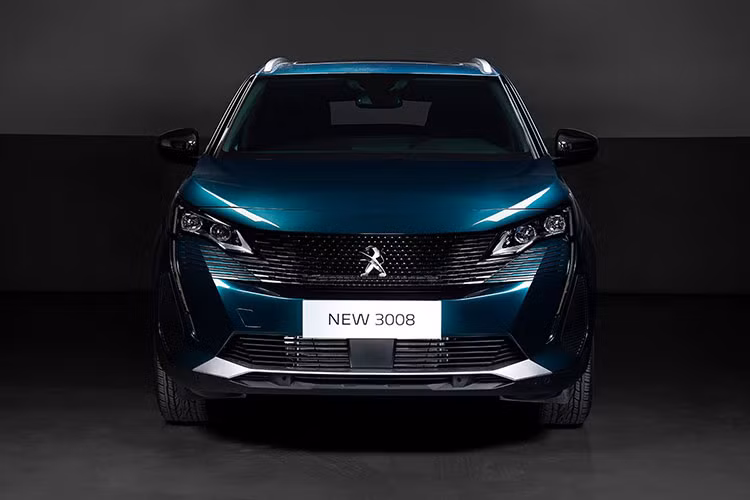 Điểm cải tiến tiếp theo của mẫu xe mới Peugeot 3008 2021 đến từ dải LED ban ngày dạng nanh sư tử kéo dài xuống tận cản dưới như thiết kế của "đàn em" 2008 đã ra mắt trước đó giúp phần đầu xe trở nên dữ dằn và hầm hố hơn. Đây là chi tiết thiết kế đặc trưng của những mẫu xe Peugeot mới. 