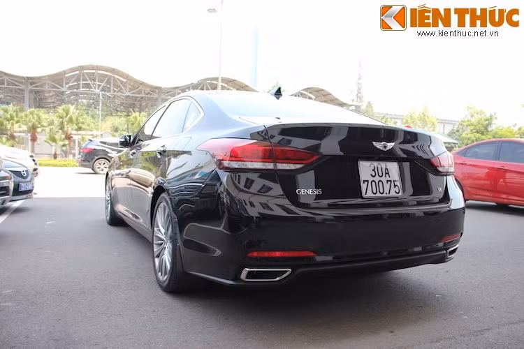 Phiên bản Genesis đầu tiên ra biển trắng tại Việt Nam có động cơ 3.8l V6 nạp khí tự nhiên, đạt công suất tối đa 311 mã lực và mô-men xoắn cực đại 397 Nm. Đây là phiên bản cao cấp thứ nhì của dòng xe, sau bản dùng máy Tau 5.0l V8 419 mã lực tương tự Equus.