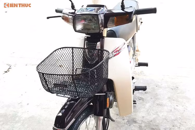 So với phiên bản xe máy Honda Dream II của Thái Lan, Super Dream tại Việt Nam đã có một số điểm khác biệt nhỏ. Ở phía trước, mặt nạ của xe đã có thiết kế mới so với Dream Thái, đồng thời ở bên yếm trái của xe là tem chữ Super Dream thay vì "quả đào" phù hiệu mạ chrome của Dream II.