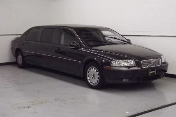 Về mặt lịch sử, các mẫu Volvo luôn có đủ mọi hình dáng, từ những chiếc xe giá rẻ phù hợp mọi người dân cho tới những chiếc wagon vuông vức nổi tiếng, thế nhưng không phải ai cũng nhìn biết đến kiểu dáng lạ lùng này - chiếc xe trong bài viết này là Volvo S80 Limousine 2001, nó từng được sử dụng để chuyên chở viên chức ngoại giao Thụy Điển.