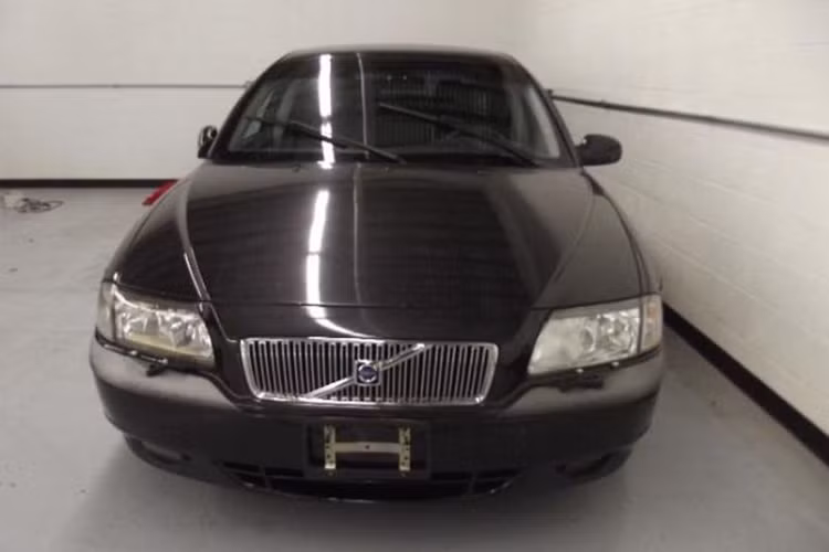 Chiếc xe siêu sang Volvo S80 hàng hiếm có này mới được rao bán trên trang Craiglist với mức giá chỉ 3.900 USD (khoảng 90 triệu Đồng), và là một trong hai chiếc từng được chế tạo bởi Volvo rồi gửi tới nước Mỹ. Nó mới đi được chỉ khoảng 116.000 km trong suốt quãng đời 18 năm và vẫn có diện mạo rất đẹp.