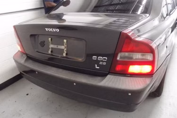 Người bán khẳng định rằng xe đã được đăng ký phục vụ công việc ngoại giao của Thụy Điển ở nước Mỹ, và không có một loại giấy tờ chứng thực nào cả. Dù sao đi nữa, với một cái giá bán rẻ như thế, người mua có thể sẽ cần chi ra thêm một số tiền để sửa chữa hoặc lau dọn xe nếu cần thiết.