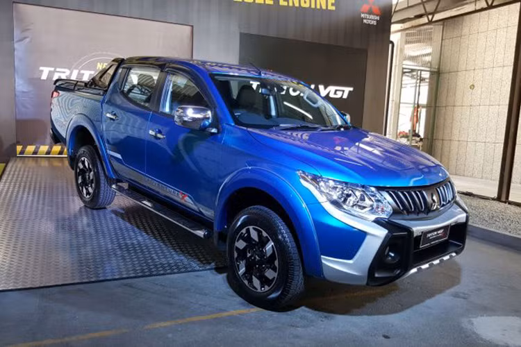 Mitsubishi Motors Việt Nam (MMV) vừa giới thiệu đến khách hàng Việt Nam mẫu Triton 4x4 AT MIVEC được trang bị động cơ 2.4L MIVEC hoàn toàn mới, thay cho động cơ 2.5L cũ. Đây là thế hệ động cơ Diesel mới nhất của Mitsubishi Motors sở hữu nhiều công nghệ hiện đại.