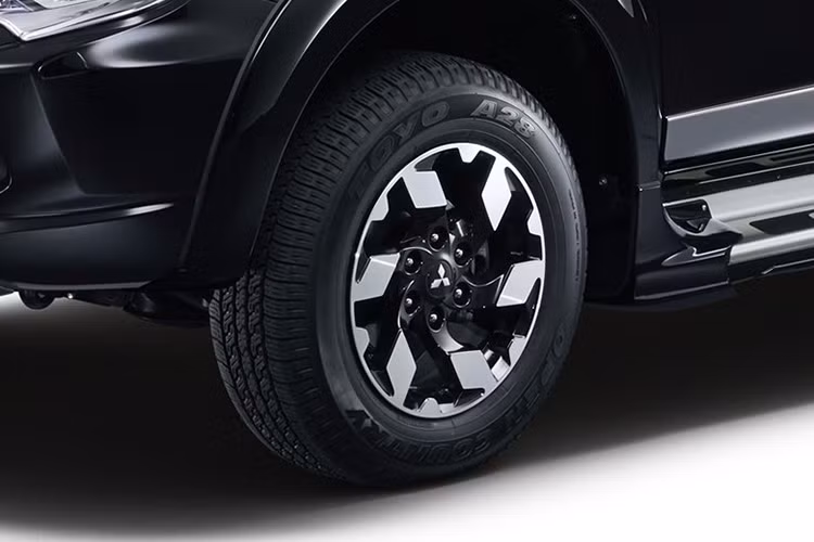 Trang bị an toàn trên xe cũng được nâng cấp toàn diện với hệ thống cân bằng điện tử và kiểm soát lực kéo ASTC (Active Stability and Traction Control) và hệ thống hỗ trợ khởi hành ngang dốc HSA (Hill Start Assist), bên cạnh những trang bị tiêu chuẩn như túi khí an toàn đôi với hệ thống căng đai tự động, hệ thống phanh ABS-EBD…
