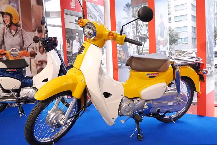 Trên phiên bản Super Cub thế hệ mới, mẫu xe số huyền thoại vẫn sở hữu thiết kế hoài cổ với phần thân mang đậm thiết kế gợi nhớ về dòng xe máy đời đầu từ thập niên 60 đến 80 với đa dạng màu sắc khác nhau,