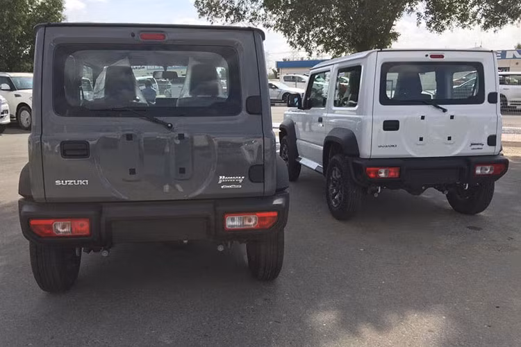 Suzuki còn áp dụng hệ dẫn động All-Grip Pro 4WD, mẫu xe SUV Suzuki Jimny có thể chuyển đổi giữa chế độ 2 cầu và 1 cầu để tăng hiệu suất off-road tối đa mà không ảnh hưởng đến lượng nhiên liệu tiêu thụ cũng như khả năng ôm cua trên đường phố.