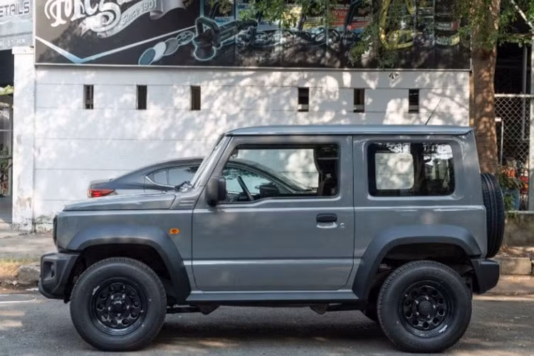 Tại Việt Nam, giá xe Suzuki Jimny 2023 dự kiến khoảng 790 triệu đồng và được nhập khẩu trực tiếp từ Nhật Bản. Trong khi đó, giá bán của mẫu SUV này ở Thái Lan khá cao, dao động 1,76 - 1,79 triệu baht (tương đương 1,17 - 1,19 tỷ đồng). Giá bán ở Indonesia rẻ hơn, từ 443,9 - 460,5 triệu Rupiah (tương đương 702 - 728 triệu đồng).