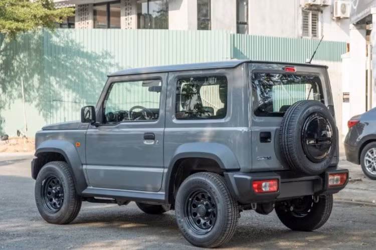 Mẫu xe SUV Suzuki Jimny có hai kiểu dáng là 3 cửa và 5 cửa mới ra mắt. Phiên bản ra mắt tại Việt Nam khả năng cao là loại xe 3 cửa. Ở phiên bản này, mẫu SUV có kích thước gồm chiều dài 3.480 mm, rộng 1.645 mm, cao 1.720 mm và chiều dài cơ sở đạt 2.250 mm.