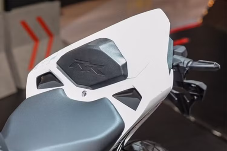 Ngoài các điểm nói trên, Honda CBR250RR trắng ngọc không có gì khác biệt so với một chiếc Honda CBR250RR thông thường. Diện mạo của xe không có gì thay đổi với phần đầu xe gồm cụm đèn pha đôi có thiết kế mảnh, phía trên là đèn đề mi, cả hai đều sử dụng công nghệ đèn LED.