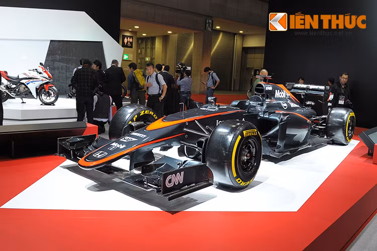 McLaren Honda MP4-30, mẫu xe chuyên dành cho giải đua đình đám F1 cũng có mặt tại gian hàng Honda tại triển lãm lần này.