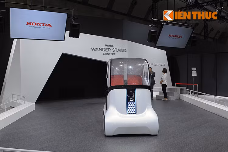 Mẫu xe ý tưởng WANDER STAND được thiết kế theo đuổi niềm vui và sự tự do di chuyển theo ý tưởng “Lang thang – đi theo ý muốn” cũng như mẫu WANDER WALKER, là mẫu xe cho phép di chuyển thoải mái cùng với người đi bộ.