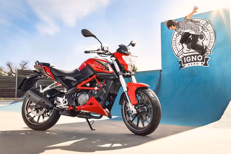 Cụ thể, mức giá mới dành cho chiếc naked-bike 250 phân khối nhà Benelli sẽ là 63,7 triệu đồng (Giá cũ: 88 triệu đồng). Với mức giá này, chiếc xe thậm chí còn rẻ hơn một số mẫu xe môtô thể thao cỡ nhỏ chính hãng của Yamaha, Kawasaki hay Suzuki đang bán ra tại thị trường Việt Nam.