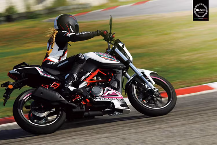 Benelli BN251 cũng được thiết kế với kiểu dáng thể thao, thân xe kết hợp những đường nét góc cạnh và có phần cơ bắp. Khung xe và khối động cơ được để lộ 1 phần, mang lại cảm giác khỏe khoắn cho mẫu xe cỡ nhỏ này.