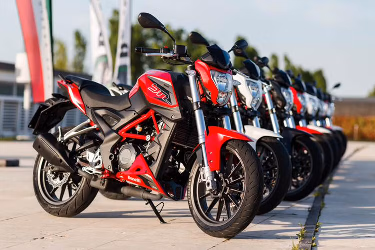 Nhà phân phối Benelli tại Việt Nam vừa chính thức công bố mức giá mới cho mẫu xe môtô Benelli BN251 với mức giảm lên tới hơn 24 triệu đồng. Cũng theo hãng xe máy thương hiệu Ý này, đây là mức giá "đẹp nhất" và rẻ nhất phân khúc tại thị trường xe máy Việt từ trước đến nay.