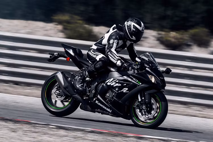 Mới đây, hãng xe máy Kawasaki vừa công bố thông tin chính thức về mẫu siêu môtô Kawasaki ZX-10RR phiên bản 2018. Xe được phát triển từ "người anh em" ZX-10R nhưng được định hướng phát triển thành xe đua đường phố với động cơ 3 xy-lanh, trọng lượng nhẹ hơn nhiều.