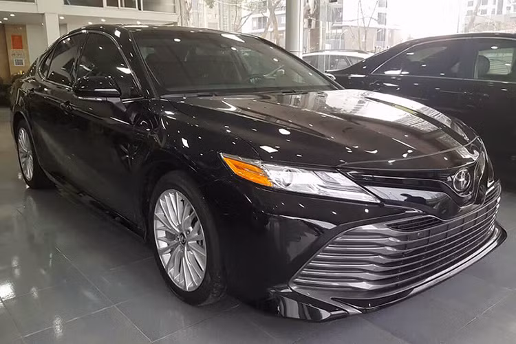 Camry XLE mới sử dụng động cơ 2.5, 4 xi-lanh, VVT-i, công suất 203 mã lực tại 6.600 vòng/phút và mô-men xoắn 250 Nm tại 5.000. Xe sử dụng hộp số tự động 8 cấp. Những tính năng an toàn như cân bằng điện tử, kiểm soát lực kéo, hỗ trợ phanh khẩn cấp, chống bó cứng phanh đều có sẵn.