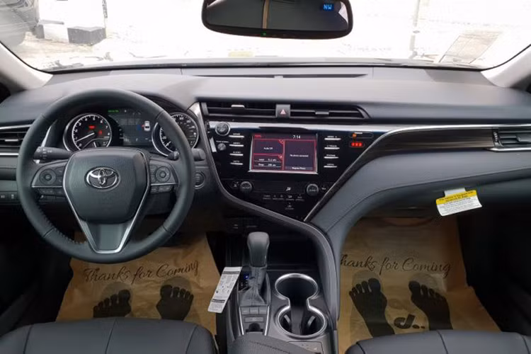 Toyota Camry 2019 sở hữu kích thước dài x rộng x cao lần lượt là 4.885 x 1.840 x 1.445 mm, chiều dài trục cơ sở 2.825 mm. Không gian nội thất bên trong nổi bật với một số trang bị như điều hòa tự động hai vùng tiêu chuẩn, tuỳ chọn 3 vùng. Toyota cung cấp đến 3 màn hình bên trong cabin, gồm màn hình 10 inch hiển thị trên kính lái HUD tuỳ chọn, màn hình 7 inch ở cụm đồng hồ và màn hình trung tâm dạng cảm ứng 8 inch.