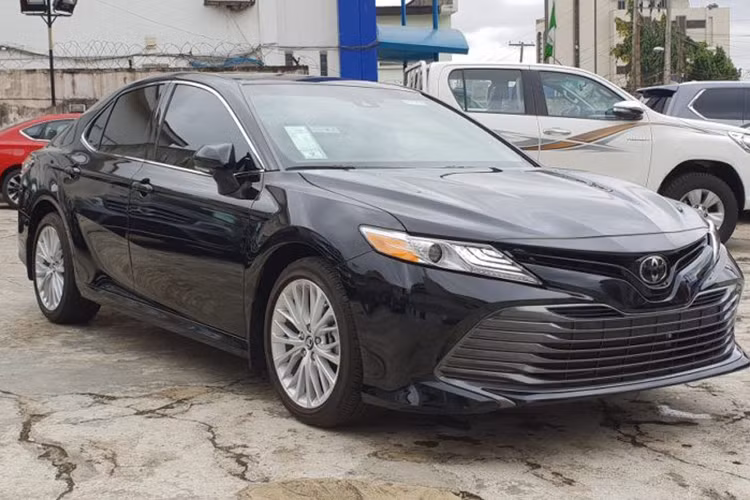 Mẫu xe Toyota Camry 2019 thế hệ thứ 8 mới được một showroom ôtô nhập khẩu tại Việt Nam đưa về từng được giới thiệu tới toàn cầu vào năm 2017, xe có những thay đổi về thiết kế và mang hơi hướng hiện đại.