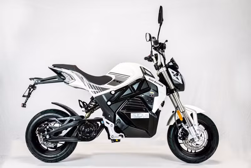Benelli TNT 135 vừa có thêm một phiên bản sử dụng động cơ điện tại thị trường Mỹ, nó được đặt tên là CSC Motorcycles City Slicker. Giá xe Benelli TNT 135 điện này đang được phân phối với giá 2.495 USD (khoảng 57,8 triệu đồng).