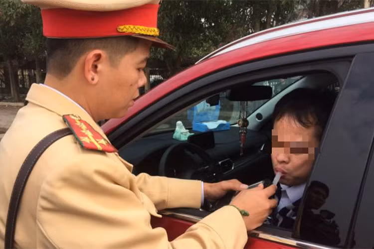 Nhung loi vi pham giao thong tai xe oto de mac vao dip Tet