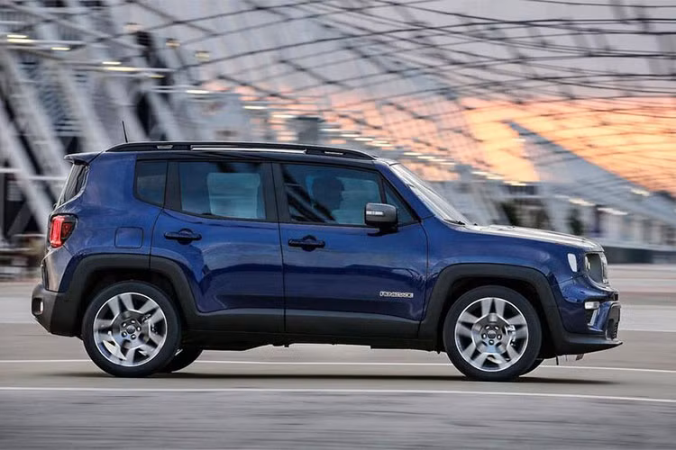 Thuộc phân khúc SUV cỡ nhỏ gầm cao, đa địa hình - Jeep Renegade được sản xuất từ năm 2014 đến nay. Xe được lắp ráp tại 3 nhà máy ở Italy, Brazil và Trung Quốc. Đây là dòng xe đầu tiên của Jeep được sản xuất ngoài nước Mỹ, dành cho các thị trường Nam Phi, châu Âu, Bắc Mỹ và Brazil.