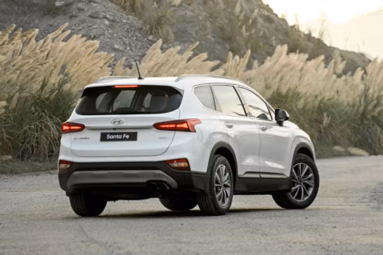 Hyundai SantaFe đang được phân phối với 6 phiên bản cùng mức giá từ 995 triệu đồng đến 1,245 tỷ đồng. Tại Việt Nam Hyundai SantaFe cạnh tranh trực tiếp với các đối thủ như Toyota Fortuner, Ford Everest, Mazda CX-8, Mitsubishi PajeroSport…