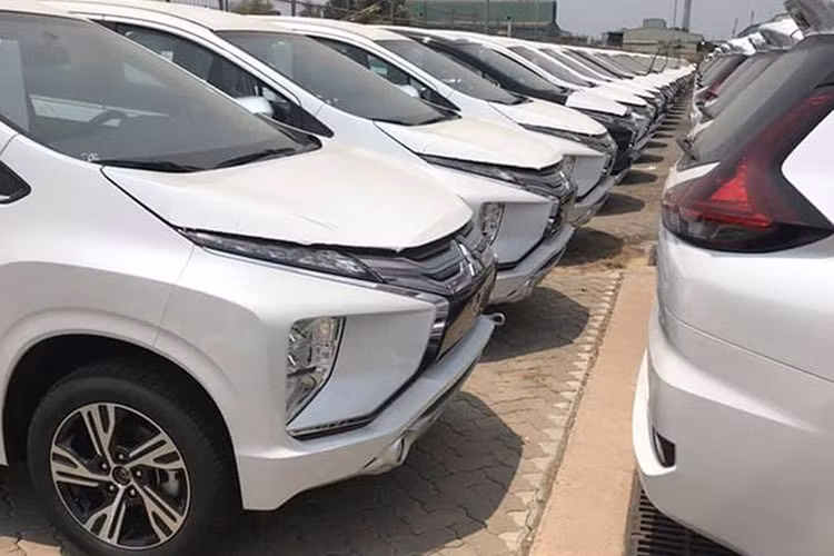 Hiện tại, Mitsubishi đang mở bán với 3 phiên bản gồm 1 bản lắp ráp giá 630 triệu đồng và 2 bản nhập khẩu là AT (630 triệu đồng) và MT (555 triệu đồng). Nhằm tăng sức cạnh tranh với đổi thủ XL7 và Ertiga, cả hai phiên bản Xpander nhập khẩu cũng được Mitsubishi đều nhận ưu đãi 50% phí trước bạ và nhiều quà tặng có giá trị khác.