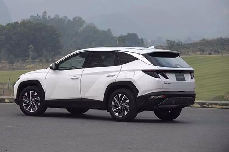 Thành công của Hyundai Tucson chủ yếu bắt nguồn từ chính sách điều chỉnh giá bán vào hồi đầu tháng 10/2023. Cụ thể, giá bán của mẫu xe này giảm xuống chỉ còn từ 769 - 899 triệu đồng. So với Mazda CX-5, bản tiêu chuẩn của Hyundai Tucson chỉ đắt hơn 20 triệu trong khi bản cao cấp nhất rẻ hơn đến 100 triệu đồng.