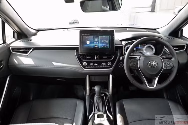 Bên trong cabin của Toyota Corolla Cross 2024 được bổ sung tùy chọn màu nội thất mới là Dark Rose (đen phối hồng đậm), bên cạnh màu đen tiêu chuẩn. Xe cũng có cửa sổ trời toàn cảnh kết hợp rèm trần đóng/mở tự động bằng nút bấm. Điểm nhấn ở khu vực mặt táp lô là đồng hồ lái LCD kích thước 12,3 inch và màn hình cảm ứng trung tâm 10,1 inch hỗ trợ Apple CarPlay và Android Auto không dây.