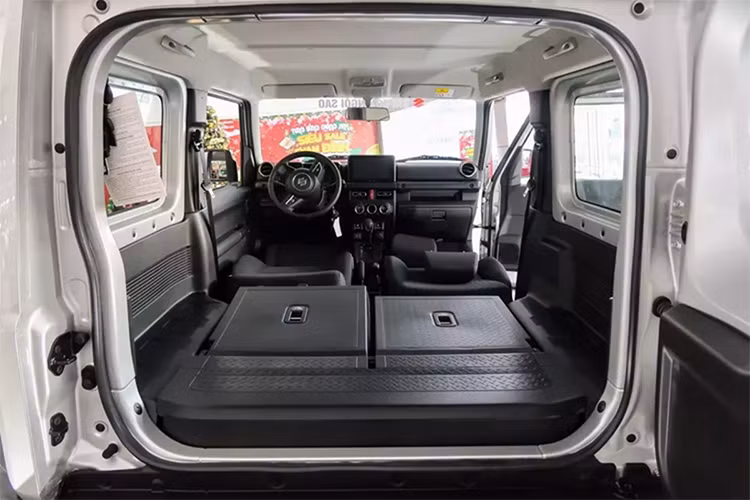Nội thất Suzuki Jimny được thiết kế khá đơn giản. Tuy nhiên, xe vẫn có đầy đủ các tiện ích như: vô lăng bọc da tích hợp phím chức năng, bảng đồng hồ analogue với màn hình đa thông tin ở giữa, màn hình cảm ứng trung tâm 7 inch có kết nối Apple CarPlay/Android Auto, kèm loạt tính năng hỗ trợ lái như: chống bó cứng phanh, cân bằng điện tử, hỗ trợ lên dốc, hỗ trợ xuống dốc và hệ thống 6 túi khí.