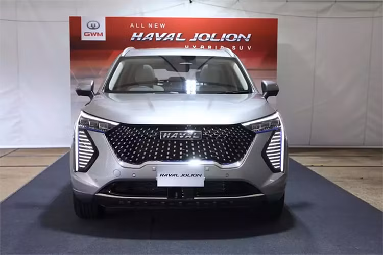  Haval Jolion Mới đây, đại diện của Haval chia sẻ, Jolion sẽ được đưa về Việt Nam vào cuối tháng 4/2024. Về ngoại thất, Jolion sở hữu thiết kế tổng thể tròn trịa, lưới tản nhiệt dạng sao rơi. Cụm đèn trước lớn được thiết kế dạng chữ T cách điệu. Đèn pha LED thông minh bật tắt tự động. Đèn hậu LED cũng thiết kế dạng chữ T.