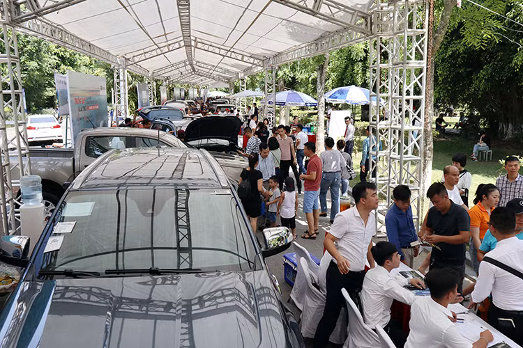 Không chỉ dừng lại ở hoạt động trưng bày xe, hội chợ ôtô lần 2 còn là dịp để các đối tác đại lý ôtô, đơn vị phụ trợ đưa ra hàng loạt chương trình khuyến mãi, ưu đãi dành cho khách hàng mua xe tại sự kiện như giảm giá trực tiếp vào giá bán, tặng 100% thuế trước bạ, tặng gói phụ kiện, gói bảo dưỡng, bốc thăm trúng thưởng với nhiều phần quà hấp dẫn. 