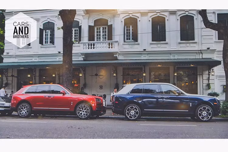 Rất khó để bắt gặp một garage nào đó ở Việt Nam có đến hai chiếc SUV siêu sang Rolls-Royce Cullinan cùng xuất hiện với nhau. Điều này cũng rất hiếm hoi được nhìn thấy trên thế giới. Có vẻ như chủ nhân của hai chiếc xe Rolls-Royce Cullinan này chơi cùng nhau và cùng chung sở thích với dòng SUV siêu sang Anh quốc.