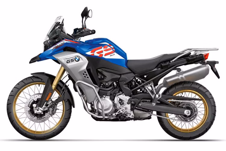 Xe có dáng vẻ cao ráo nhờ hệ thóng treo hành trình dài, tay lái và đèn pha được bố trí khá cao, kính chắn gió của xe cũng được nâng cao, che lấy bảng đồng hồ phía sau. Đầu xe gây ấn tượng với đèn pha thiết kế bất đối xứng truyền thống của thương hiệu BMW, ngay bên dưới đèn pha là mũi xe kéo dài về phía trước, tạo thành chắn bùn phụ, ôm lấy lốp xe phía trước là chắn bùn chính cho xe. 
