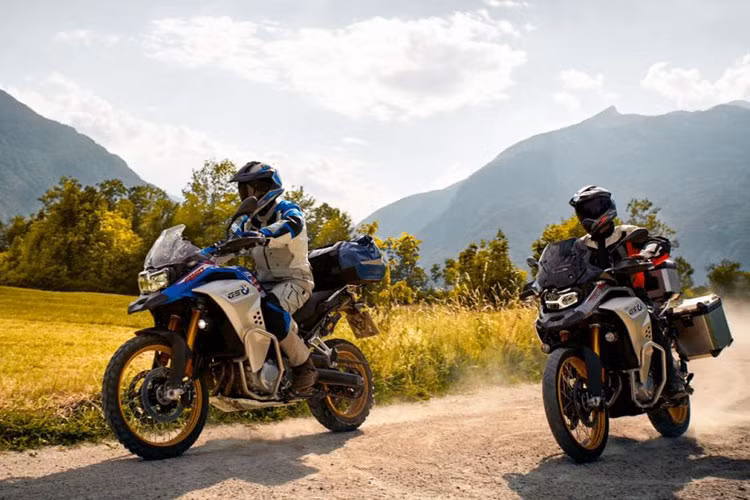 Về mặt công nghệ hỗ trợ điện tử, nhờ sử dụng ga điện tử mà BMW F850GS có 2 chế độ chạy là Rain và Road. Hai chế độ trên sẽ bao gồm thêm các chế độ chạy Pro gồm Dynamic, Enduro và Enduro Pro. Các công nghệ hỗ trợ khác bao gồm hệ thống chống bó cứng phanh ABS, hệ thống cân bằng tự động ASC, hệ thống treo điện tử Dynamic ESA, hệ thống kiểm soát lực kéo Dynamic DTC và hệ thống khóa thông minh.