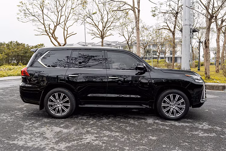 Lexus LX570 2016 được thiết kế ấn tượng với dọc thân xe là những đường gân nổi táo bạo hơn, giá nóc thể thao được gắn trực tiếp trên nóc xe. Cụm đèn pha 3 bóng LED hình chữ L đi kèm đèn ban ngày LED hình chữ L, lưới tản nhiệt hình con suốt và đèn báo rẽ dạng tia theo ngôn ngữ thiết kế của Lexus.